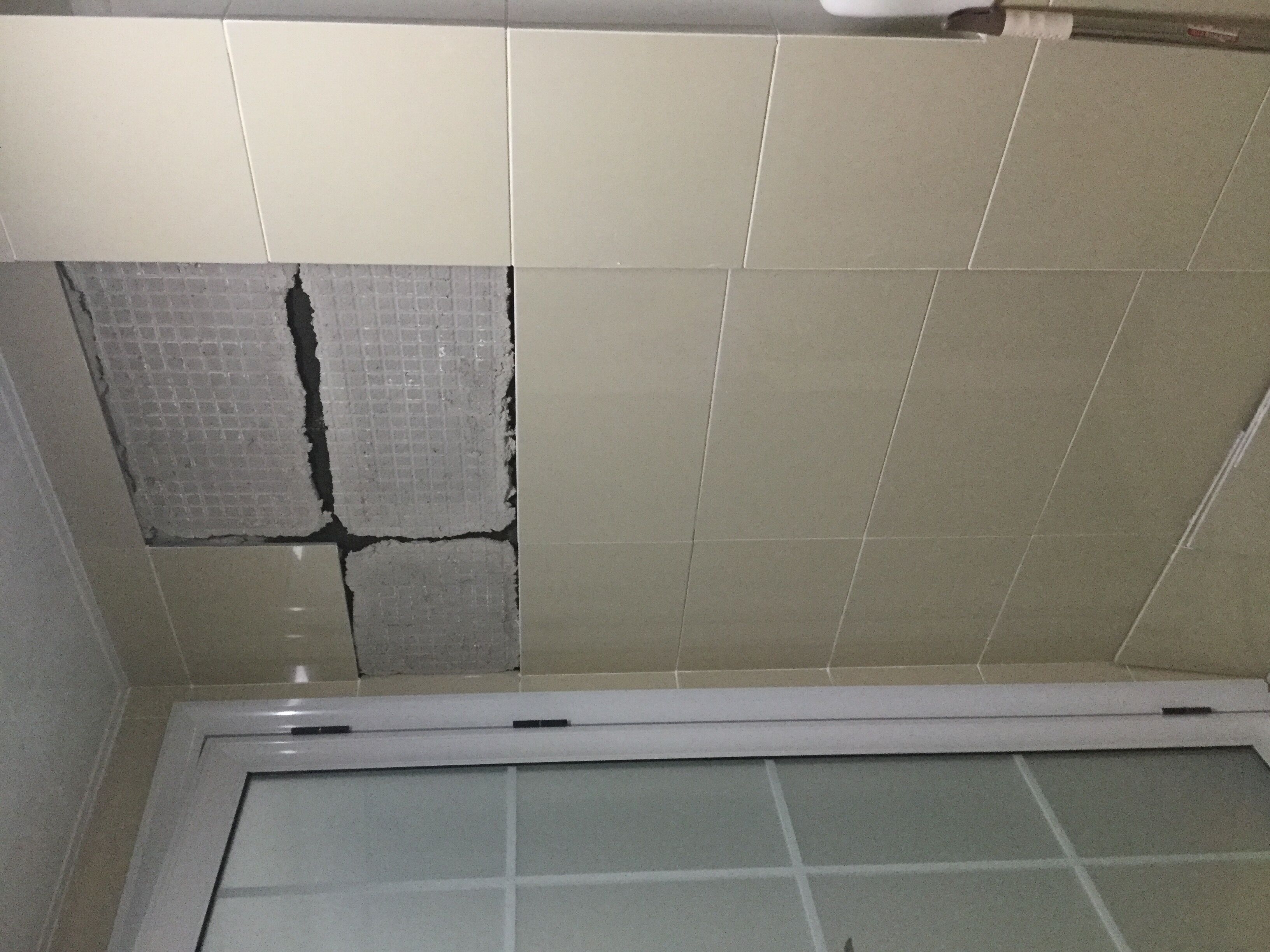 阳台墙砖都空了(阳台的砖空了 会不会掉) 阳台墙砖都空了(阳台的砖空了 会不会掉)